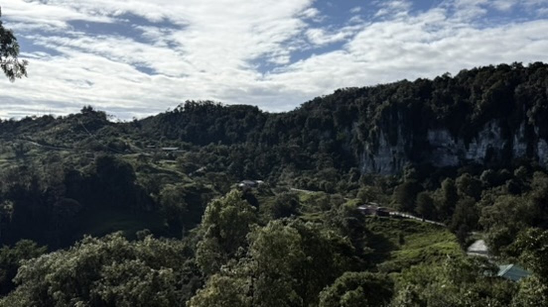 Farallones de roca caliza y bosque denso en El Peñón, Santander — formaciones donde se encuentran los sistemas de cuevas